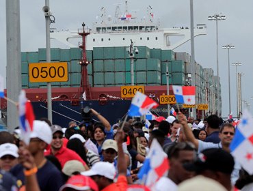 Panamá inaugura la ampliación del Canal con el paso de un gigantesco barco chino