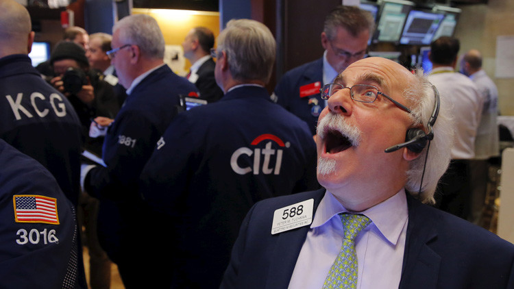 Dow Jones se desploma 300 puntos siguiendo el descalabro del 'Brexit'