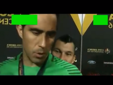 Medel le toca el trasero a Bravo y lo trollea en plena entrevista