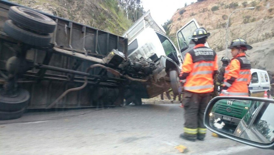 Camión con acoplado vuelca en Ruta Las Palmas