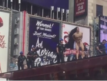 Video: Un hombre desnudo mantiene en vilo a Nueva York durante una hora