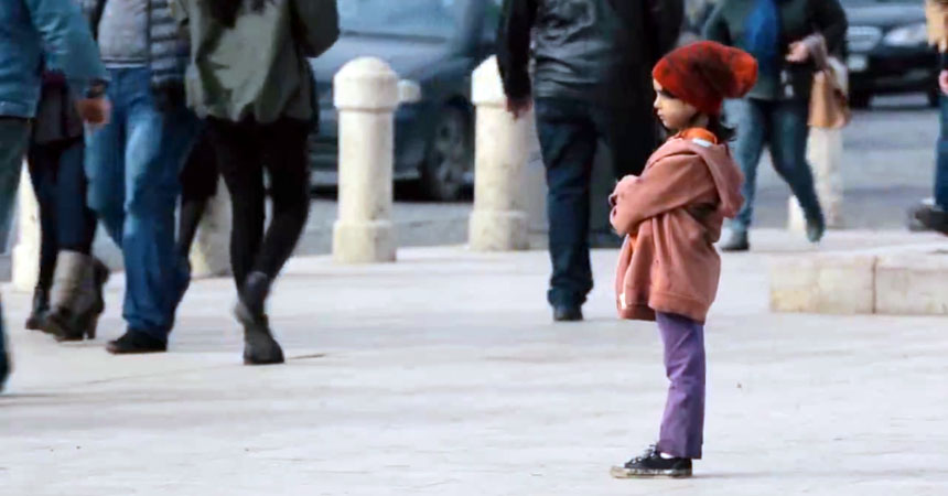 ¿Qué harías si ves a una niña de 6 años sola en la calle?