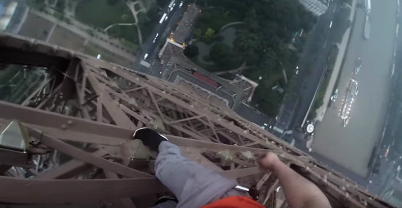 Jóvenes rusos escalaron la Torre Eiffel sin medidas de protección