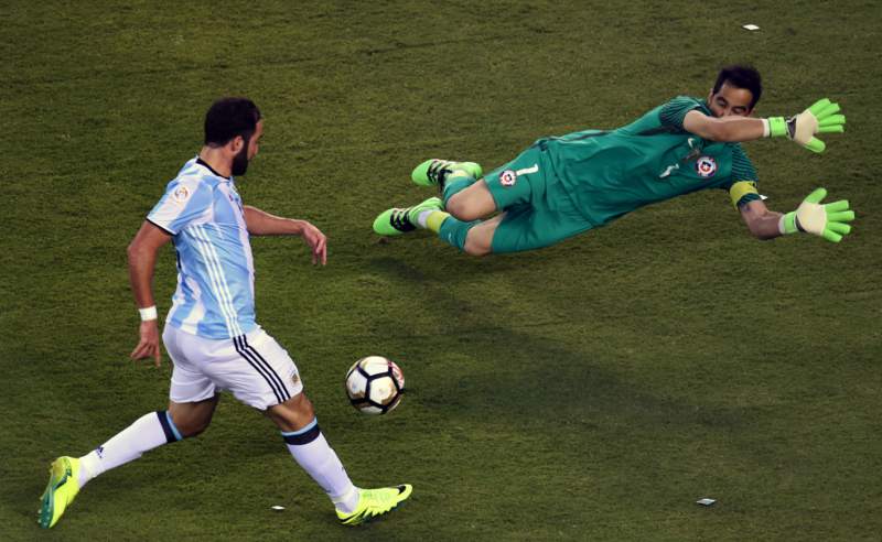 Viral: Todo lo que pudo hacer Higuaín en el mano a mano con Bravo en la final