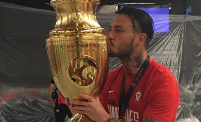 Otro para la colección: Pinilla se tatuó la Copa América Centenario