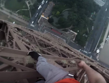 Jóvenes rusos escalaron la Torre Eiffel sin medidas de protección