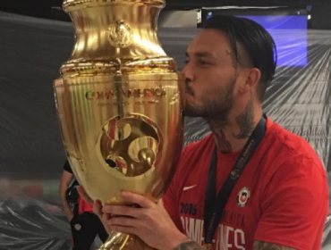 Otro para la colección: Pinilla se tatuó la Copa América Centenario