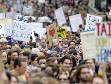 Miles de londinense marchan en protesta por los resultados del 'Brexit'