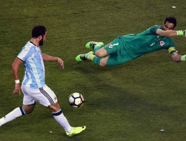 Viral: Todo lo que pudo hacer Higuaín en el mano a mano con Bravo en la final