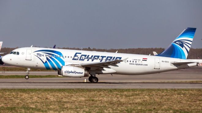 EgyptAir: Recuperan restos de pasajeros del vuelo MS804 desde el fondo del mar