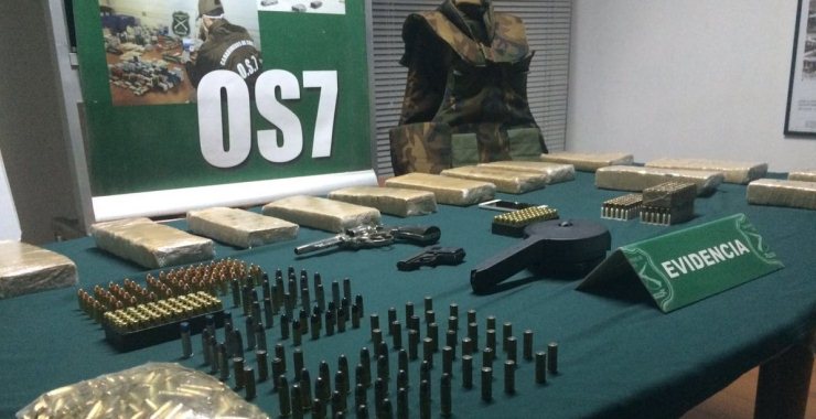 Drogas, armas, dinero y hasta un chaleco antibalas fueron incautados por Carabineros