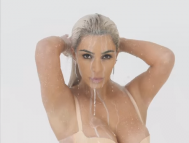 La erótica aparición de Kim Kardashian en video clip de Fergie