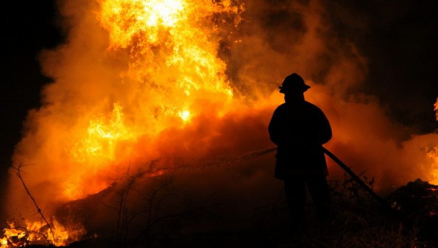 Ataque incendiario de madrugada calcina casa en La Araucanía