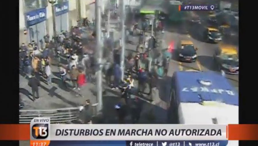 Marcha no autorizada: Jornada terminó con enfrentamientos entre estudiantes y Carabineros