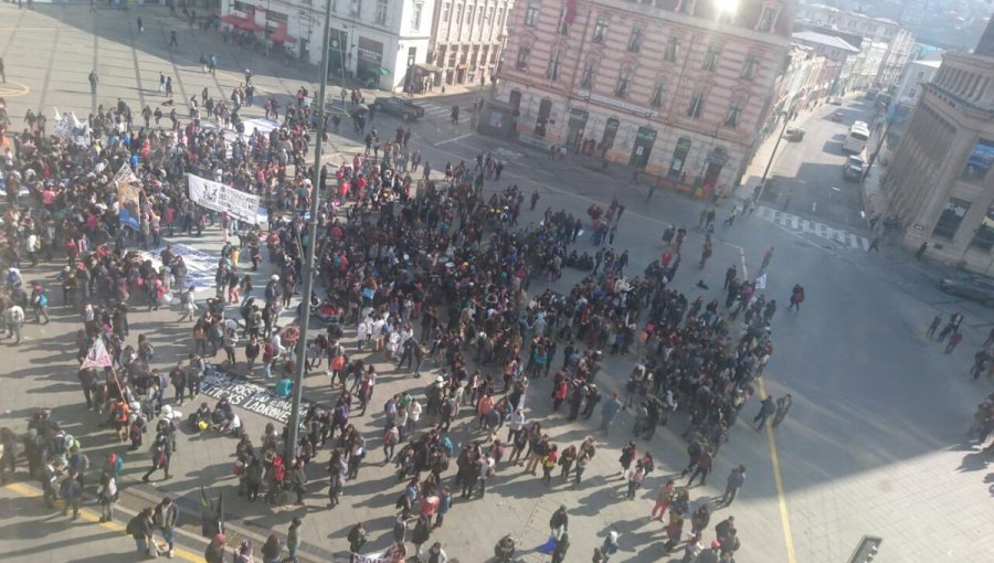 Estudiantes intentan marchar al Congreso en Valparaíso