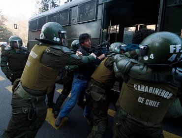 Hasta camarógrafo de TVN se fue detenido en incidentes tras marcha estudiantil