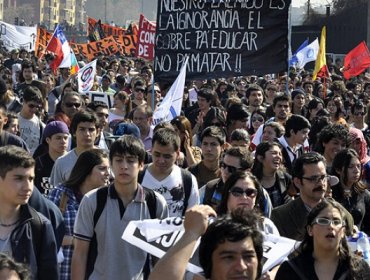 Estudiantes dicen que marcharán por Santiago con o sin autorización