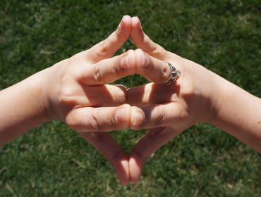 ¿Porque el anillo de matrimonio se lleva en el dedo anular de la mano izquierda?