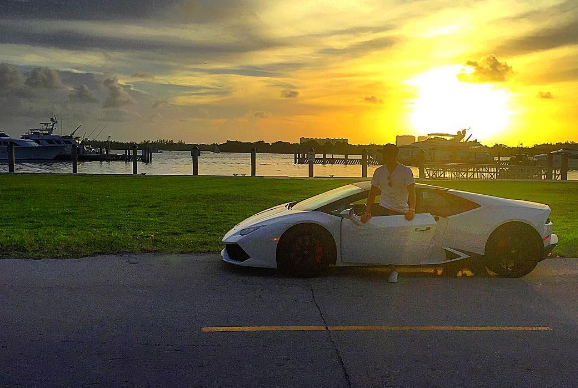 Alexis disfruta en Miami a bordo de un lujoso auto y al ritmo de la música
