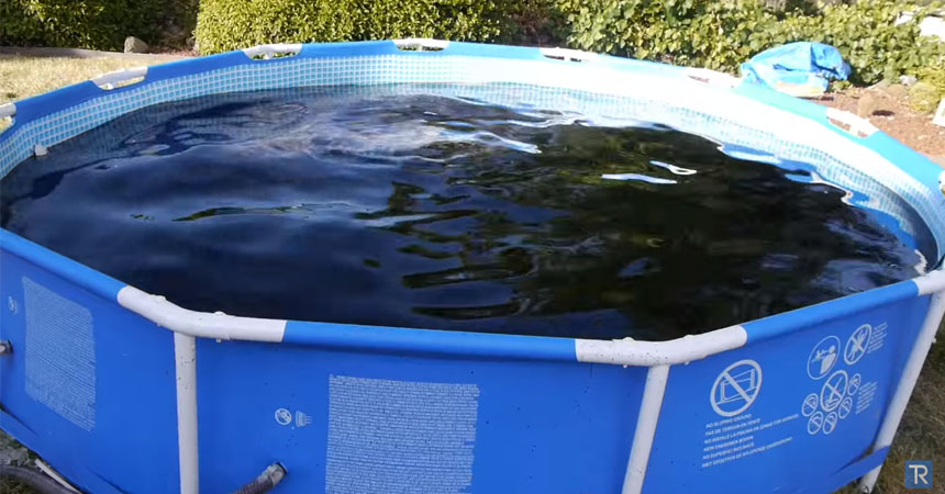 Llenan una piscina con más de 5.000 litros de Coca Cola y Mentos para bañarse y este es el resultado