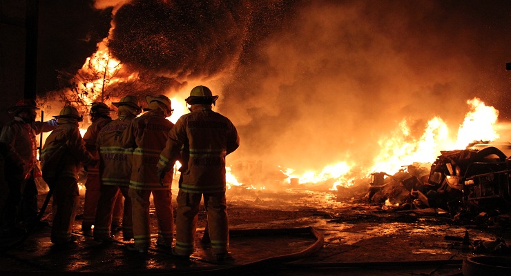 Violento incendio consume dos viviendas y deja otra con daños en Valdivia