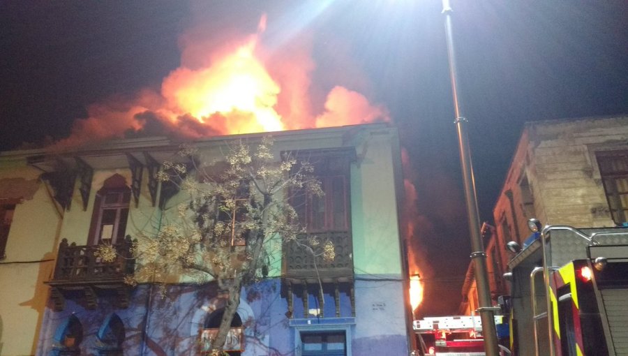 Se quema cité en pleno Barrio Yungay en Santiago