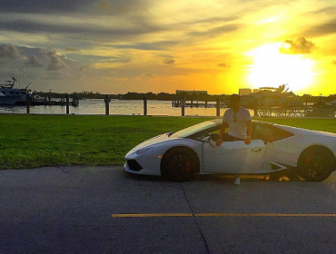 Alexis disfruta en Miami a bordo de un lujoso auto y al ritmo de la música