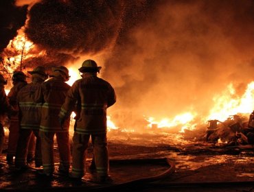 Violento incendio consume dos viviendas y deja otra con daños en Valdivia