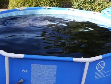 Llenan una piscina con más de 5.000 litros de Coca Cola y Mentos para bañarse y este es el resultado