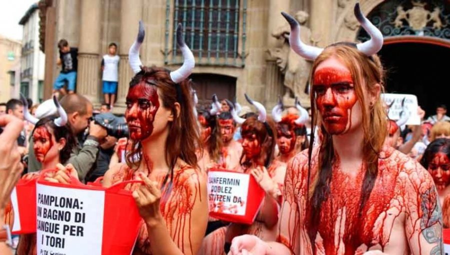 En "toples" jóvenes protestan contra corrida de San Fermín (VÍDEO)