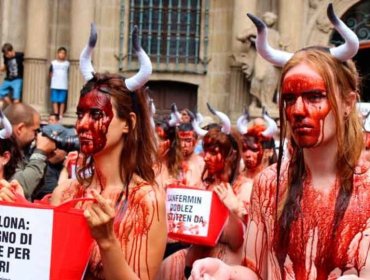 En "toples" jóvenes protestan contra corrida de San Fermín (VÍDEO)