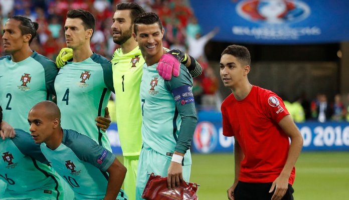 El gran gesto que hizo Cristiano con los pasapelotas en la previa al Portugal-Gales