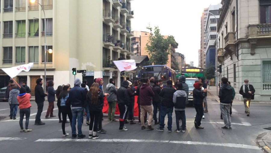 Estudiantes protestaron cortando el tránsito en varios puntos de Santiago