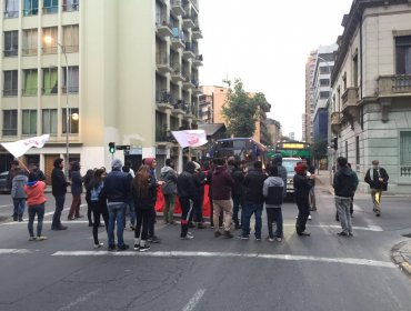 Estudiantes protestaron cortando el tránsito en varios puntos de Santiago