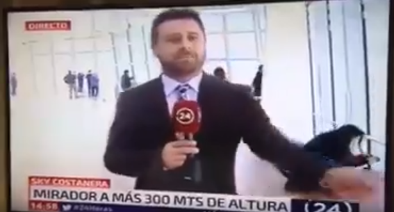 Periodista de TVN se burla durante despacho en vivo del “estadio” de la U