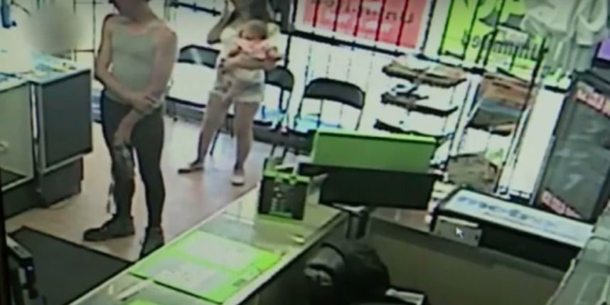 Impactante vídeo: Casi le roban a su hija en plena tienda de celulares