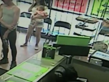 Impactante vídeo: Casi le roban a su hija en plena tienda de celulares