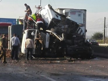 4 Buses y un camión colisionan en la Ruta 5 Sur