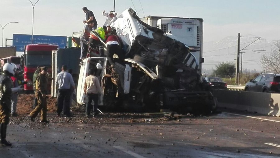 4 Buses y un camión colisionan en la Ruta 5 Sur