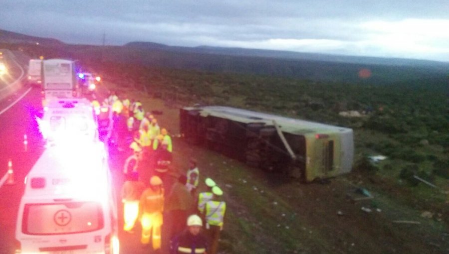 Volcamiento de bus deja 4 muertos y 45 heridos en Ruta 5 Norte