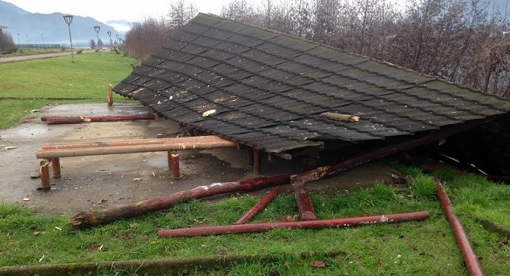 Mirador municipal ubicado en el Río Aysén fue completamente destruido por desconocidos