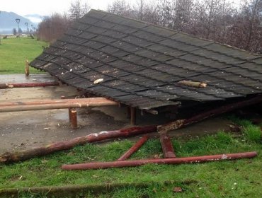 Mirador municipal ubicado en el Río Aysén fue completamente destruido por desconocidos