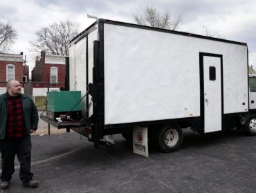 Un hombre transformó un viejo camión en duchas para las personas sin hogar de su ciudad