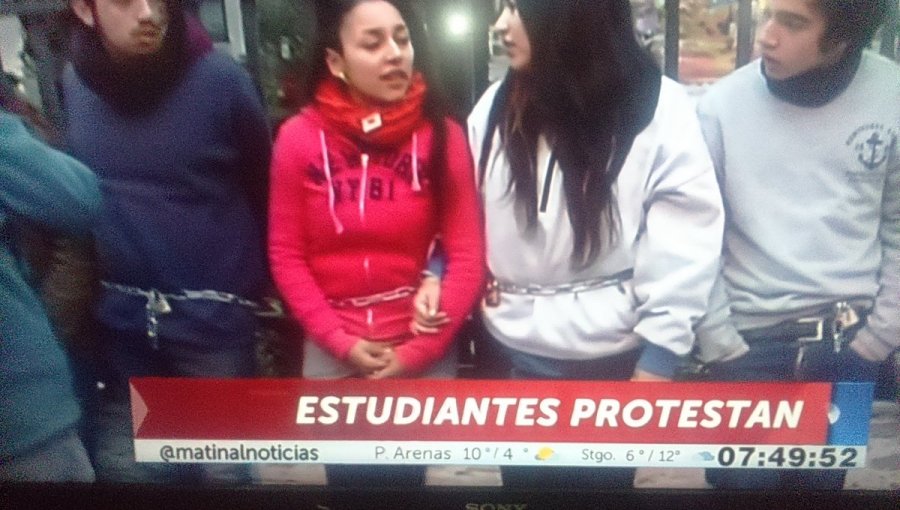 Estudiantes protestaron frente al ex congreso en Santiago