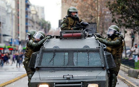 Carabineros ingresa a Universidad AHC y toma detenidos por agresión a Carabineros