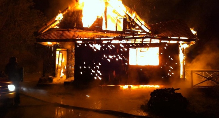 Menor de 11 años muere en incendio que afectó a su vivienda esta mañana en Quemchi