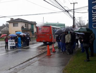 Trabajadores de la Clínica Los Carreras de Quilpué protestan por mejoras salariales