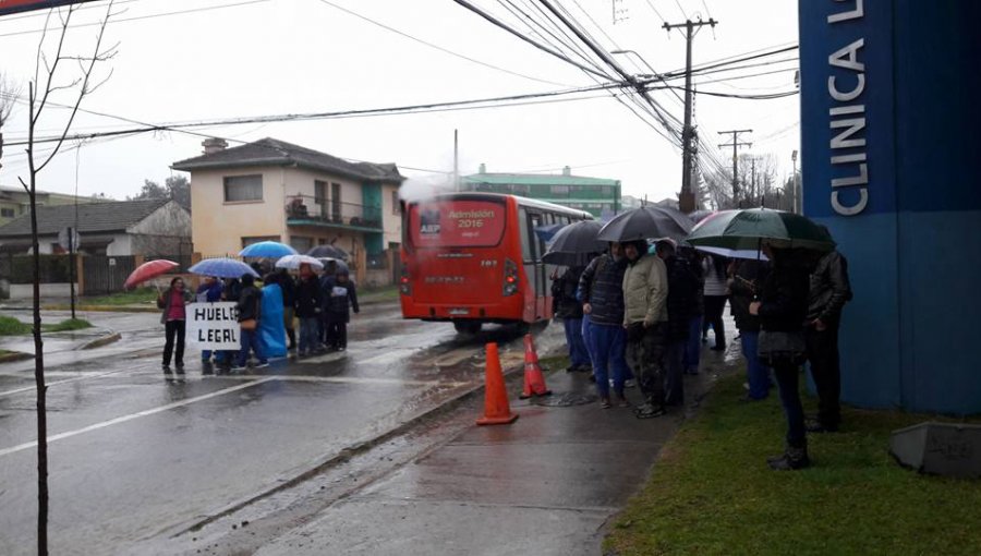 Trabajadores de la Clínica Los Carreras de Quilpué protestan por mejoras salariales