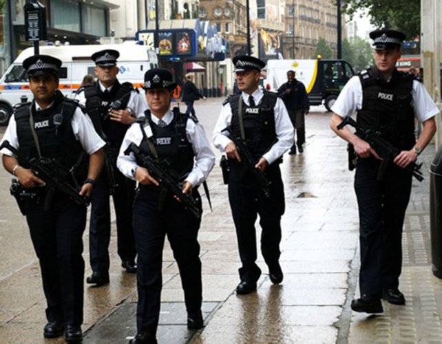 Una persona abre fuego contra la policía en Londres