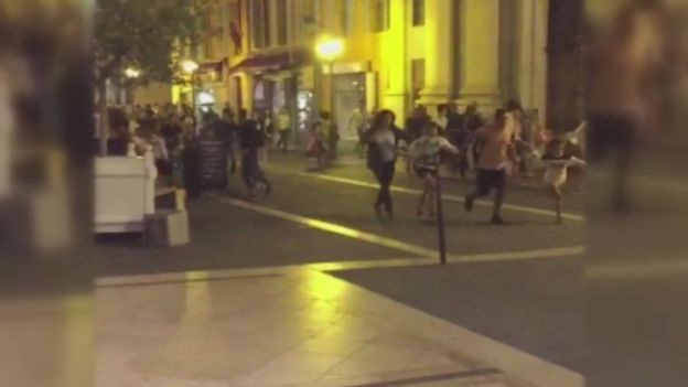 Al menos 80 muertos al arrollar un camión a una multitud en la ciudad francesa de Niza